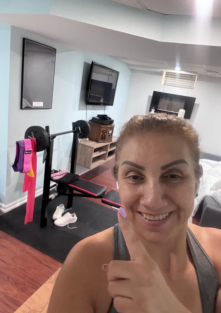 Gladys na sua academia em casa